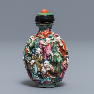 Une tabatière en porcelaine de Chine famille rose à décor en relief, 19ème