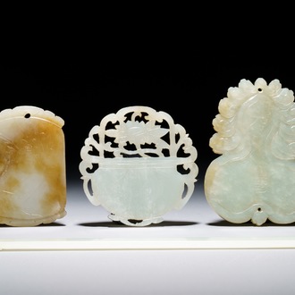 Trois pendentifs et une épingle en jade céladon, Qing