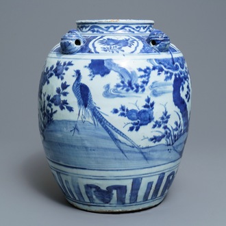 Un grand pot en porcelaine de Chine bleu et blanc à décor d'oiseaux dans un paysage, Wanli