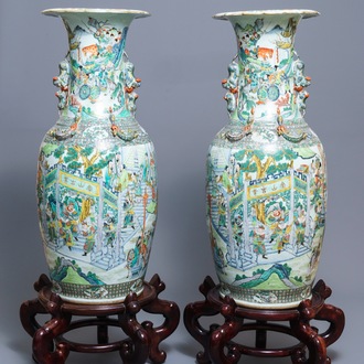 Une paire de très grands vases en porcelaine de Chine famille verte, 19ème