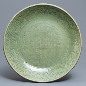 Un grand plat en porcelaine de Chine céladon de Longquan à décor incisé, Ming