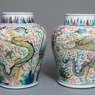 Une paire de vases en porcelaine de Chine wucai à décor de dragons et phénix, époque Transition