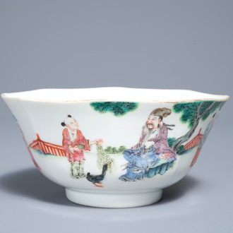 Een Chinese octagonale famille rose kom met figuren in een landschap, Daoguang merk en periode