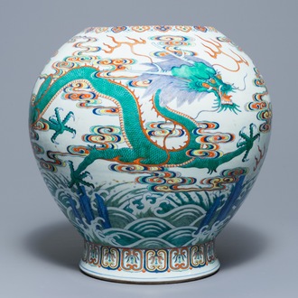 Un vase impérial en porcelaine de Chine doucai à décor de dragons, marque et époque de Qianlong