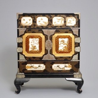 Un cabinet en laque et ivoire incrusté Shibayama, Japon, Meiji, 19ème
