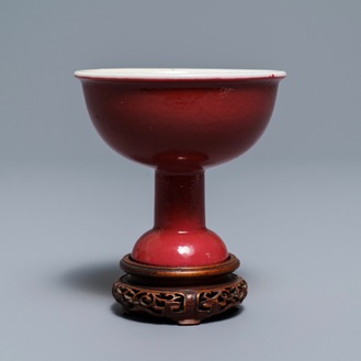 Un bol sur piedouche en porcelaine de Chine monochrome rouge rubis, 19ème