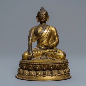 Een verguld bronzen figuur van Boeddha Shakyamuni, Tibet, 15/16e eeuw