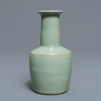 Een Chinese Longquan celadon vaas, 19/20e eeuw