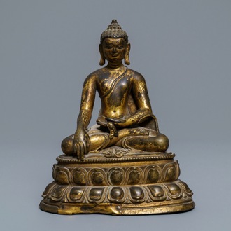 Une figure de Bouddha Shakyamuni en bronze doré, Tibet, 14/15ème