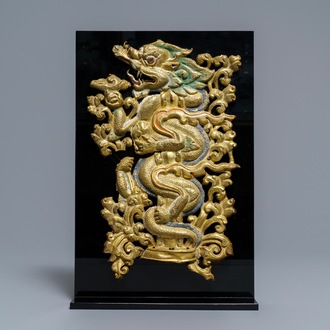 Een verguld en deels polychroom koperen torana fragment met draak, Tibet, 17/18e eeuw