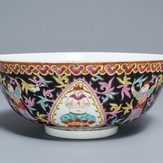 Un grand bol en porcelaine de Chine Bencharong pour le marché thai, marque de Yongzheng, 19ème