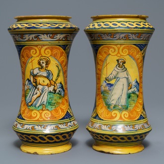 Een paar grote polychrome albarelli in Italiaanse majolica, Palermo, atelier Lazzaro, ca. 1600