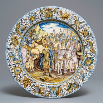 Een grote Italiaanse majolica 'Alexander de Grote' wapenschotel, atelier Francesco Grue, Castelli, 17e eeuw