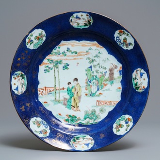 Un plat en porcelaine de Chine famille verte sur fond bleu poudré, Kangxi