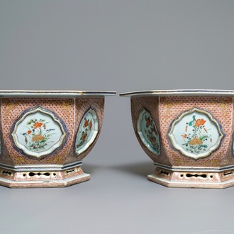 A pair of hexagonal Chinese famille verte jardinières, Kangxi/Yongzheng