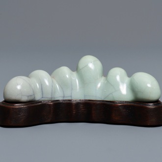 Un repose-pinceaux en porcelaine de Chine de type ge, marque de Qianlong, 19/20ème