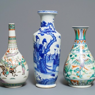 Trois vases en porcelaine de Chine bleu et blanc, doucai et famille verte, 19/20ème