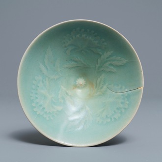 Un bol en porcelaine de Corée céladon à décor floral, Goryeo ou après