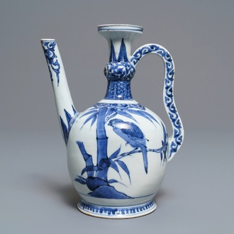 Une verseuse en porcelaine Arita de Japon en bleu et blanc, Edo, 17ème