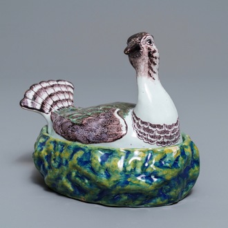 Un beurrier couvert en faïence polychrome de Delft en forme de pluvier, 18ème