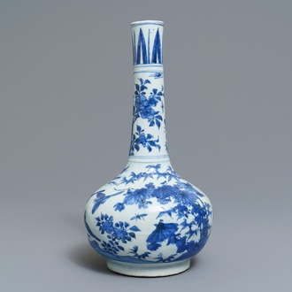 Un vase de forme bouteille en porcelaine de Chine bleu et blanc, Wanli