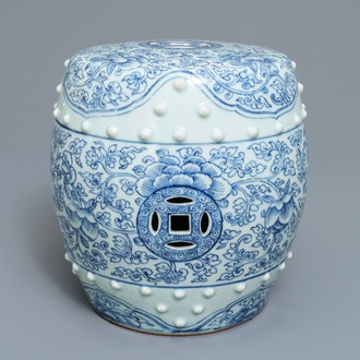 Un repose-bras en forme de tambour en porcelaine de Chine bleu et blanc, Qianlong