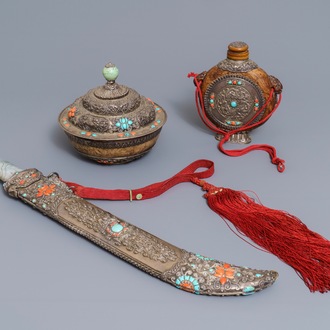 Een Tibetaans ingelegd zilveren zwaard met jade greep, een flacon en een dekselkom, 19e eeuw