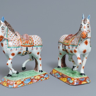 Une belle paire de modèles de chevaux en faïence de Delft petit feu et doré, 1ère moitié du 18ème