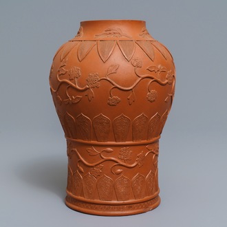 Un vase de forme balustre en grès de Yixing à décor en relief, Chine, Kangxi