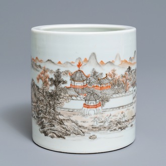 A Chinese grisaille and iron red brush pot, Ju Ren Tang merk, Republic, 20th C.