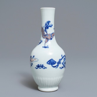 Un vase en porcelaine de Chine bleu, blanc et rouge à décor d'un dragon, Kangxi