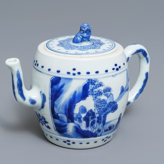 Een Chinese blauwwitte theepot met landschapsdecor, Kangxi