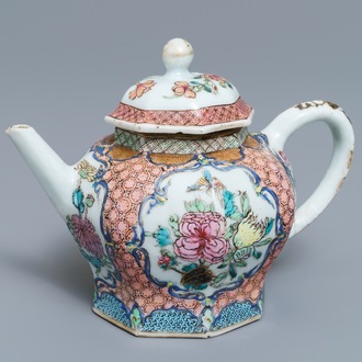 Een octagonale Chinese famille rose theepot met deksel, Yongzheng