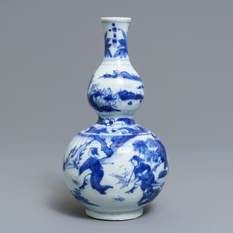 Een Chinese blauwwitte kalebasvaas met figuratief decor rondom, Transitie periode