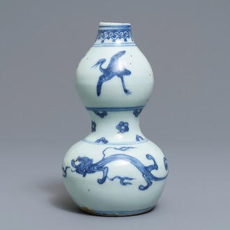 Een Chinese blauwwitte kalebasvaas, Ming