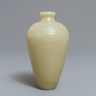 Een Chinese celadon jade meiping vaas met reliëfdecor, 19/20e eeuw