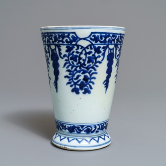 Un gobelet en porcelaine de Chine bleu et blanc d'après un modèle en argent, Kangxi