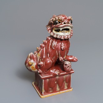 Un modèle d'un lion bouddhiste en porcelaine de Chine monochrome sang de boeuf, 19ème
