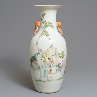 Un vase en porcelaine de Chine qianjiang cai aux anses en forme d'éléphants, 19/20ème