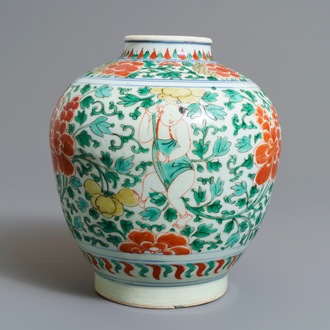 Un pot en porcelaine de Chine wucai à décor de garçons et pivoines, époque Transition