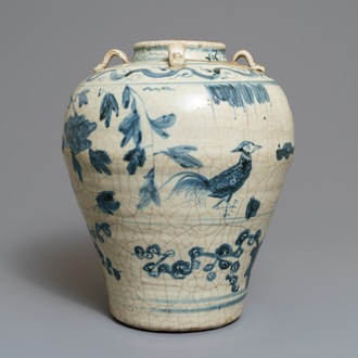 Een grote Chinese blauwwitte Swatow pot, Ming