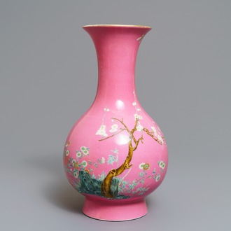 Un vase en porcelaine de Chine famille rose à décor floral sur fond rose, marque de Yongzheng, 20ème