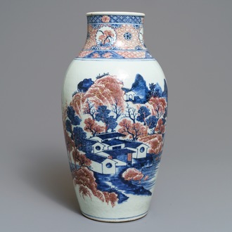 Un vase en porcelaine de Chine bleu, blanc et rouge à décor d'un paysage, 19ème