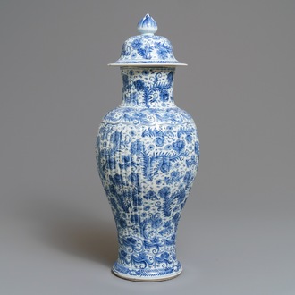 Un vase couvert en porcelaine de Chine bleu et blanc à décor floral, Kangxi