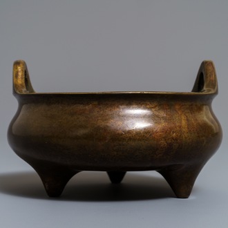 Un brûle-parfum tripod en bronze, marque de Xuande, Chine, 19ème