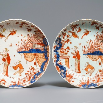 Une paire de plats godronnés en faïence de Delft doré de style Imari à décor de chinoiserie, 18ème