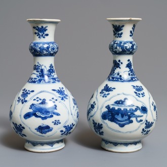 Une paire de vases de forme bouteille en porcelaine de Chine bleu et blanc, Kangxi