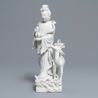 Un groupe en porcelaine blanc de Chine de Dehua figurant Magu avec un cerf, marque en creux, 18/19ème
