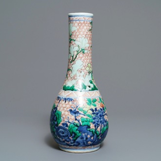 Un vase de forme bouteille en porcelaine de Chine wucai, époque Transition