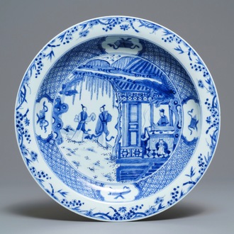 Un plat en porcelaine de Chine bleu et blanc à décor de 'La Romance de la chambre de l'ouest', Kangxi/Yongzheng